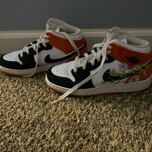 Jordan 1 Mid SE
Basketball Blossom (GS)